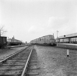 856700 Gezicht op het emplacement van het N.S.-station Doetinchem te Doetinchem, met langs het perron een ...